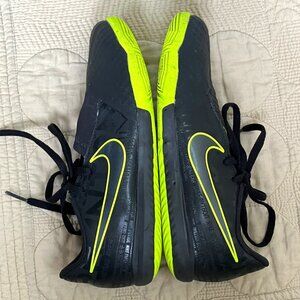 Sz. 2.5 Nike Phantom Venom Academy Soccer IC (Indoor Court) Soccer Shoes